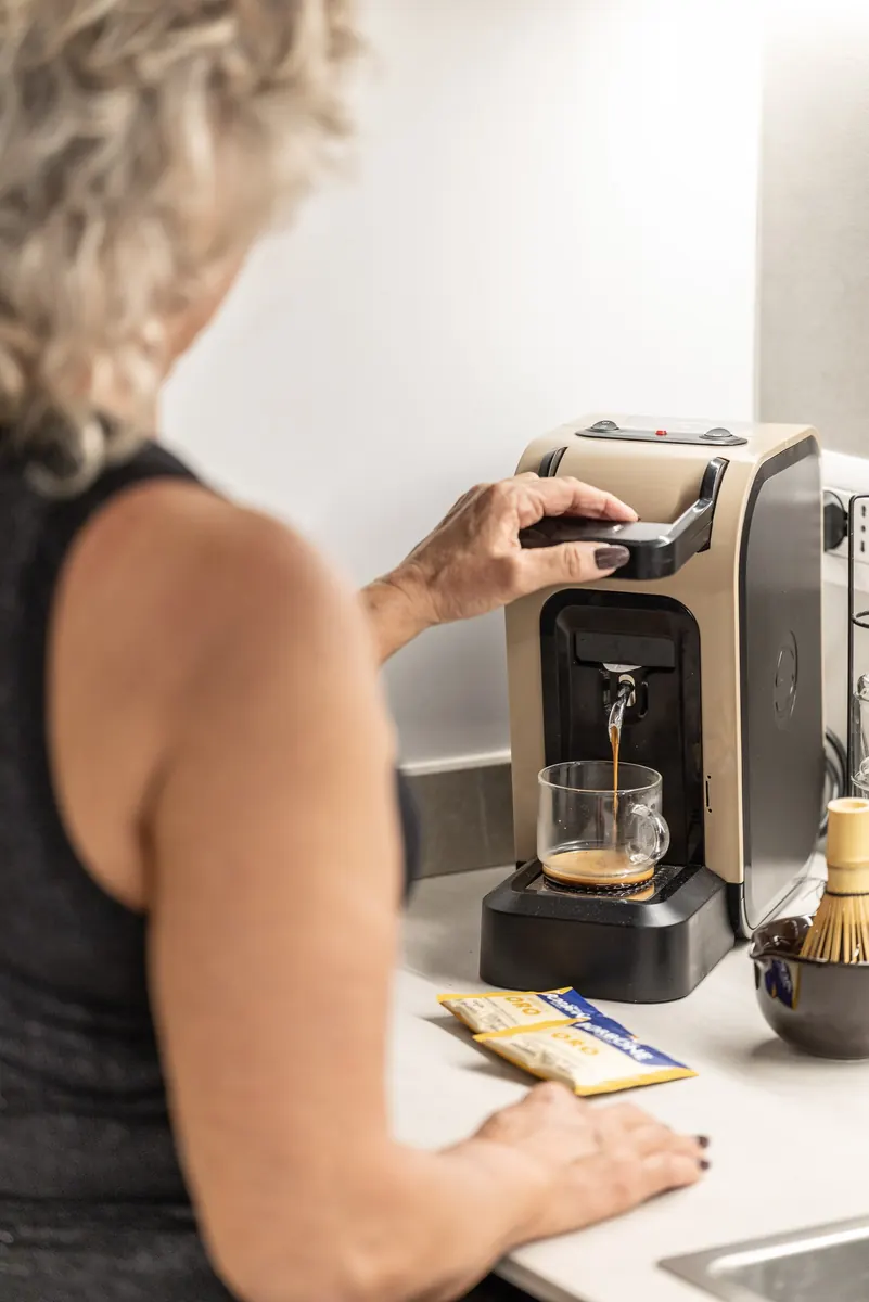 Un caffè preparato nell'angolo cucina della suite