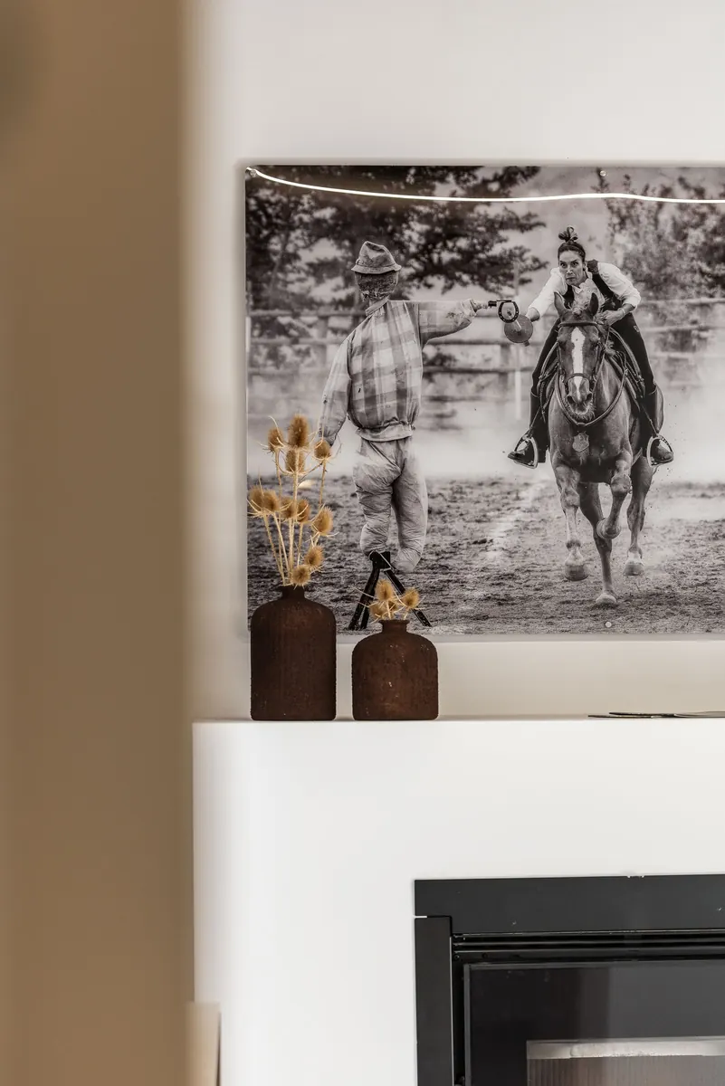 Camino e fotografia in bianco e nero di un buttero a cavallo