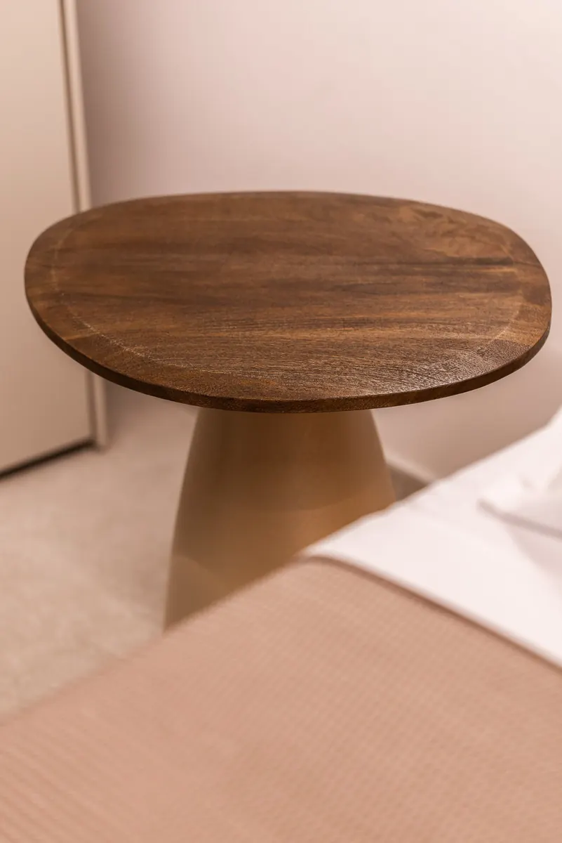 Comodino in legno accanto al letto