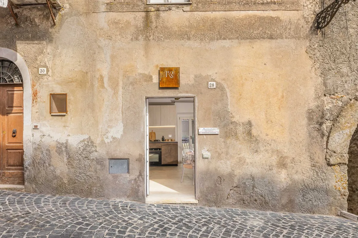La facciata in pietra di Rocca Retreat, con la porta aperta sul vicolo