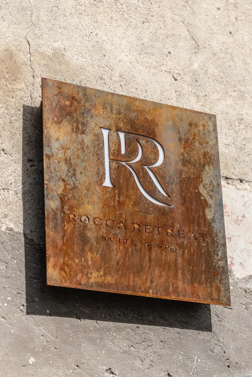 Insegna in acciaio corten con il monogramma RR di Rocca Retreat