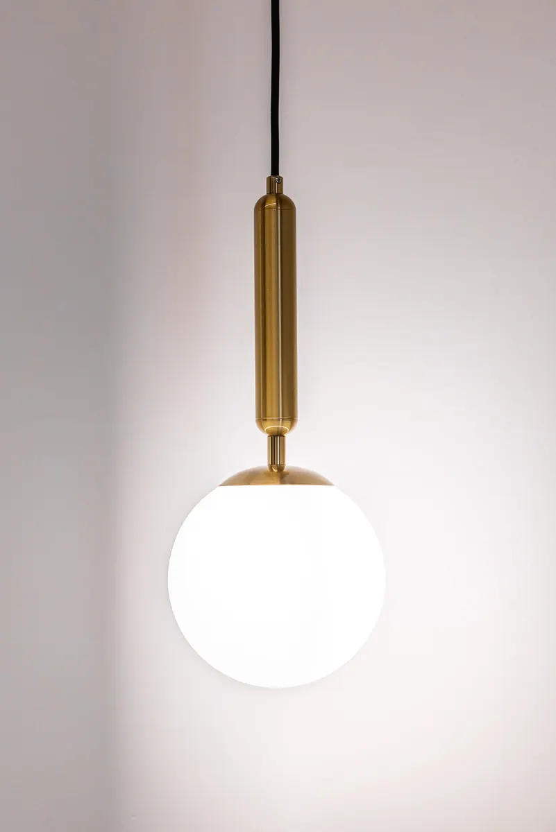 Lampada a sospensione in ottone con sfera di vetro opalino