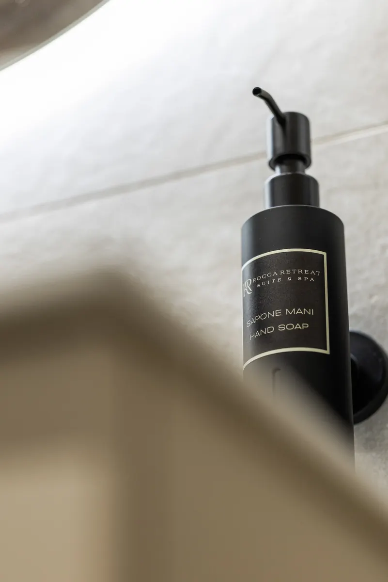 Dispenser di sapone mani nero con etichetta Rocca Retreat