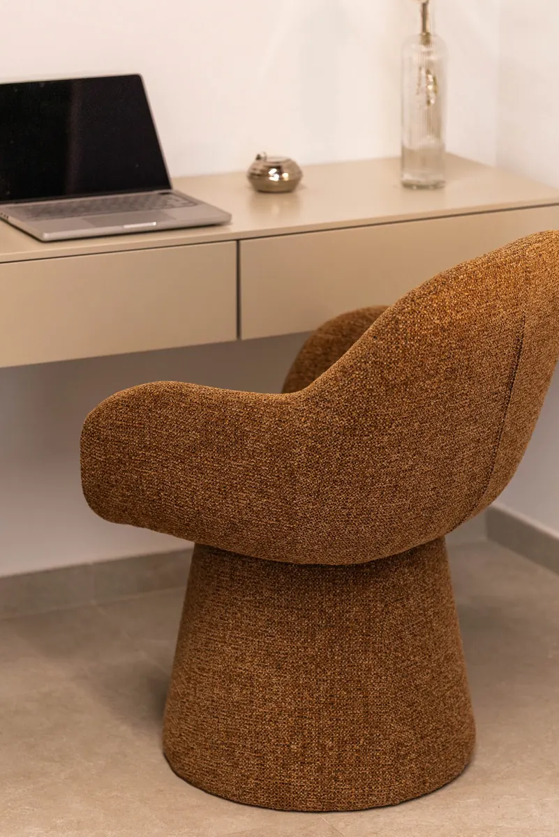 Scrittoio con poltroncina in bouclé color ruggine